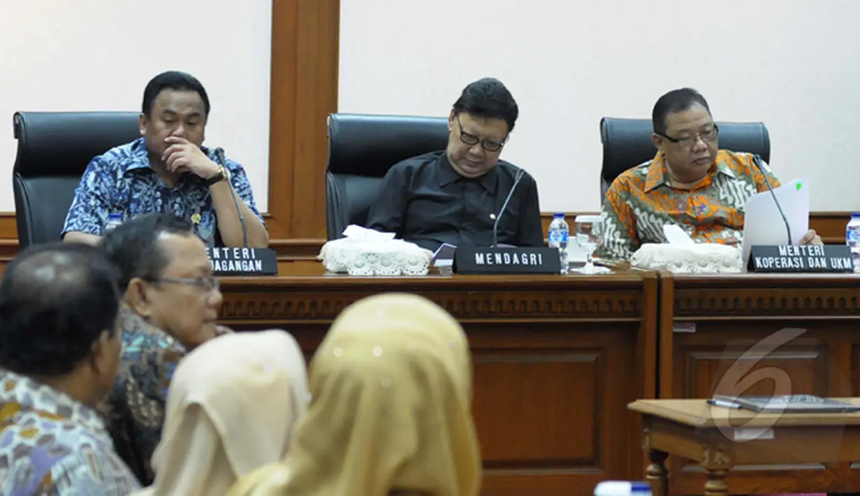 Para pelaku usaha, khususnya mikro dan kecil, bakal mendapat kemudahan dalam pengurusan perizinan. Seiring penandatanganan nota kesepahaman (MoU) tentang izin usaha mikro dan kecil, Jakarta, Jumat (30/1/2015). (Liputan6.com/Andrian M Tunay)