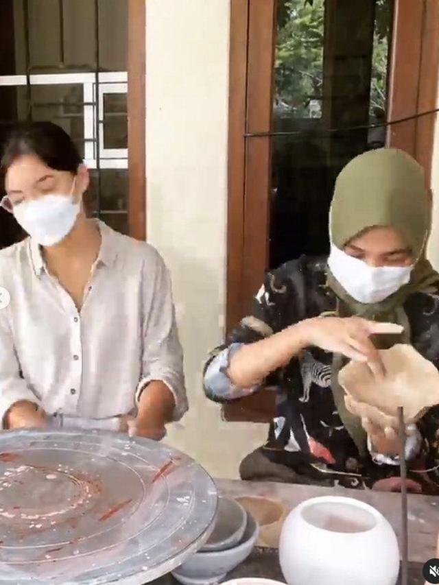 6 Potret Angela Gilsha dan Cut Syifa saat Buat Tembikar, Curi Perhatian