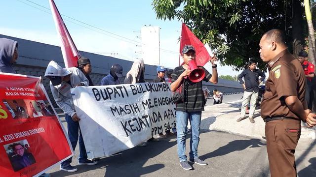 Perhimpunan Pergerakan Mahasiswa (PPM) Sulsel berunjuk rasa di Kantor Kejati Sulsel mendesak penuntasan dugaan suap proyek DAK Rp 49 miliar di Bulukumba (Liputan6.com/ Eka Hakim)