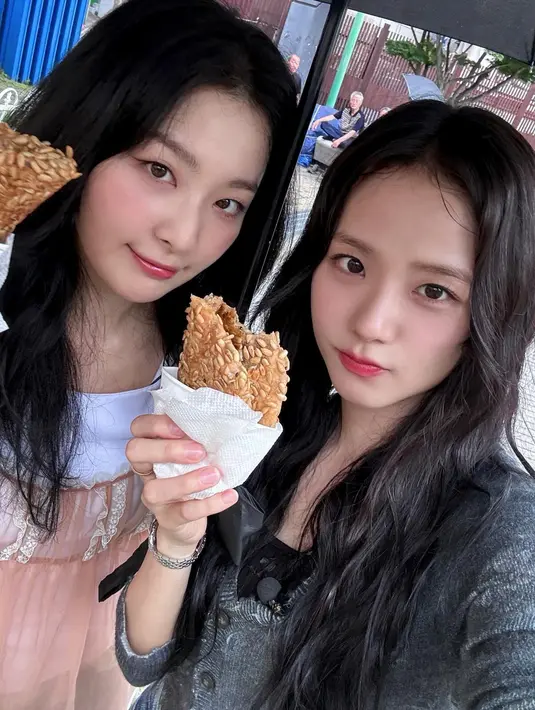 <p>Namun, alih-alih bertemu di belakang panggung seperti yang dilakukan banyak idola, Jisoo bertemu Seulgi di kamar mandi! (Foto: Instagram/ sooyaaa__)</p>