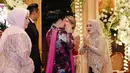AHY tampil mengenakan setelan jas hitam dengan inner kemeja putih. Dipadukan celana hitam panjangnya. [@annisayudhoyono]