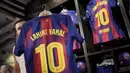 Orang-orang berbelanja jersey baru bernomor punggung 10 dari penyerang Barcelona asal Spanyol, Lamine Yamal, di toko resmi FCB di Barcelona pada 17 Juli 2025. (Manaure QUINTERO/AFP)