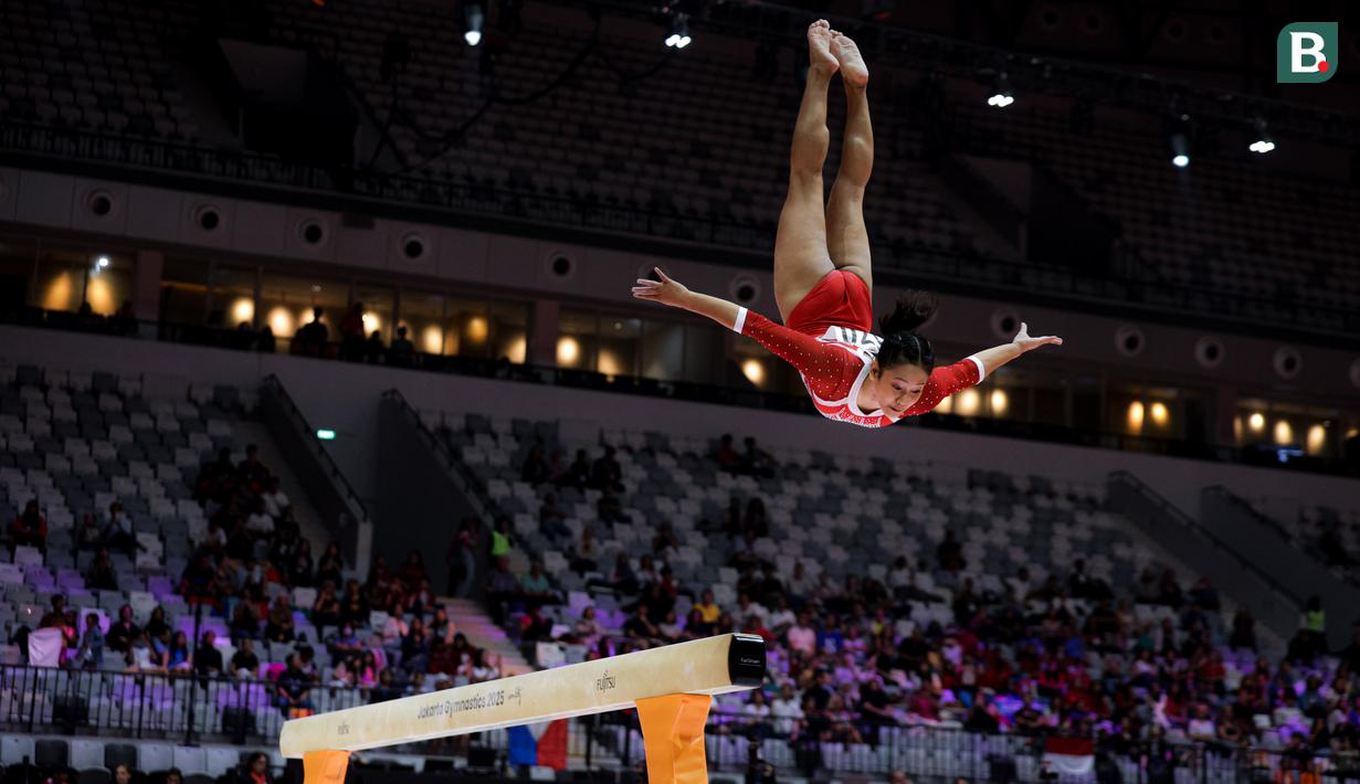 <p>Pesenam putri Indonesia, Salsabilla Hadi Pamungkas melakukan lompatan pada nomor balok keseimbangan dalam Kejuaraan Dunia Gimnastik 2025 di Indonesia Arena, Senayan, Jakarta, Selasa (21/10/2025). (Bola.com/Bagaskara Lazuardi)</p>