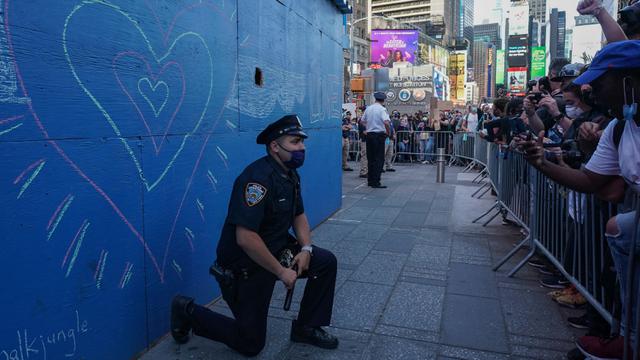 Polisi Berlutut di Protes Kematian George Floyd