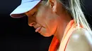 Ekspresi Maria Sharapova saat melawan Roberta Vinci dalam pertandingan putaran pertama Grand Prix WTA di Stuttgart, Jerman (26/4). Sharapova sebelumnya terkena hukuman larangan bertanding akibat terjerat kasus doping. (AFP Photo/Thomas Kienzle)