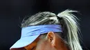 Ekspresi Maria Sharapova saat melawan Roberta Vinci dalam pertandingan putaran pertama Grand Prix WTA di Stuttgart, Jerman (26/4). Sharapova sebelumnya terkena hukuman larangan bertanding akibat terjerat kasus doping. (AFP Photo/Thomas Kienzle)