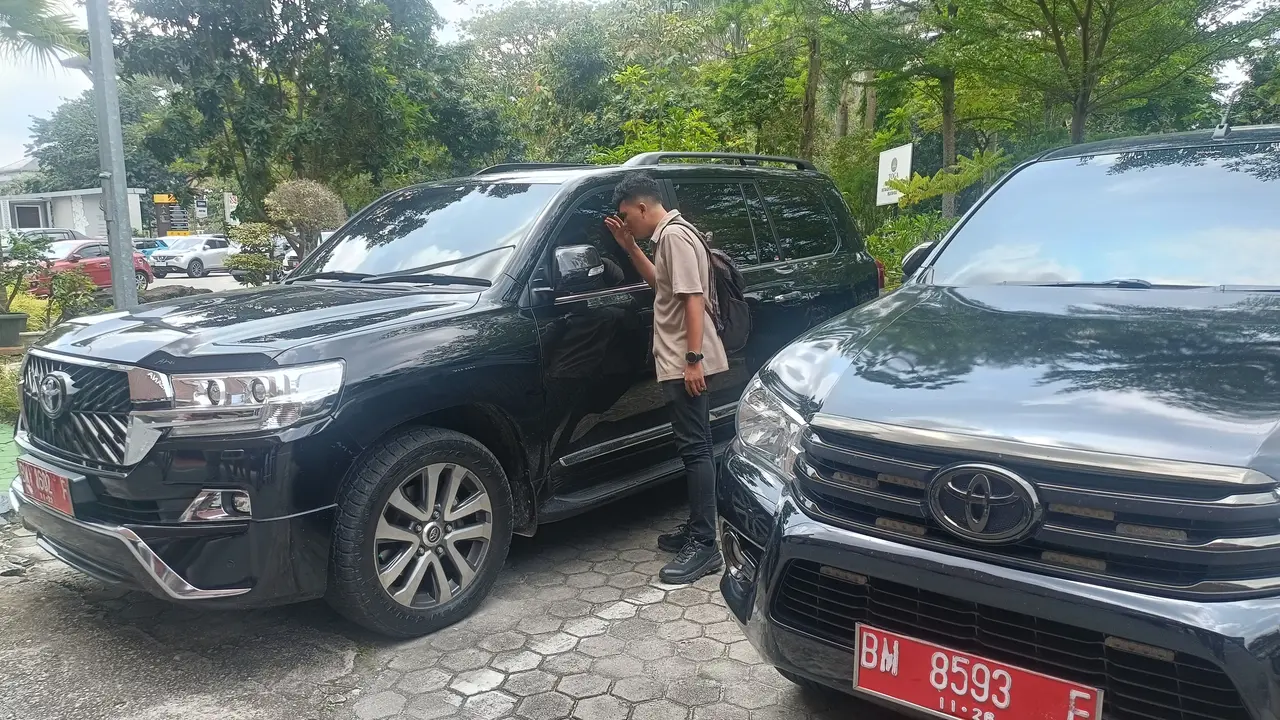 Mobil dinas milik Pemerintah Kabupaten Kampar yang disita Kejati Riau karena digunakan orang yang tidak berhak.