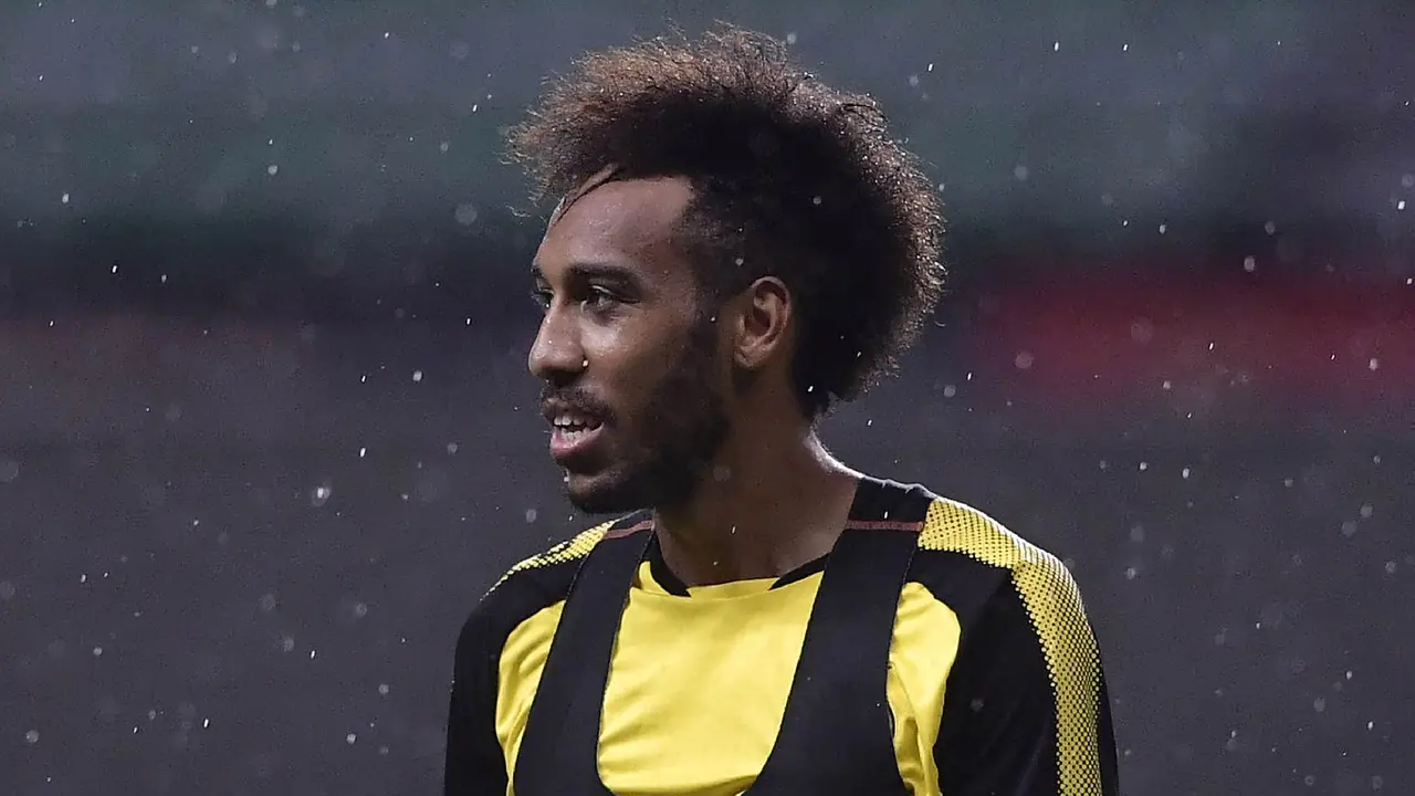 Pierre-Emerick Aubameyang mengabaikan pinangan AC Milan dan bertahan di Borussia Dortmund. (AFP)