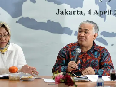 Din Syamsuddin (kanan) dan Siti Zuhro saat deklarasi Dewan Nasional Pergerakan Indonesia Maju (PIM) di Jakarta, Senin (4/4/2016). Din Syansuddin menjadi Ketua dari Dewan Nasional Pergerakan Indonesia Maju. (Liputan6.com/Johan Tallo)