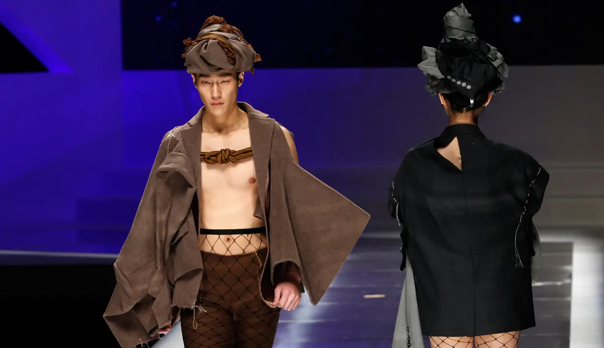 Sejumlah model mengenakan busana kreasi Hempel Award 24th Cina International Fashion Designer Contest di Cina , 25 Maret 2016. Acara ini juga bebarengan dengan China Fashion Week. (REUTERS / Kim Kyung - Hoon)  
