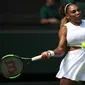 Petenis AS, Serena Williams mengembalikan bola ke arah petenis Republik Ceko, Barbora Strycova pada babak semifinal Grand Slam Wimbledon di All England Lawn Tennis Club, Kamis (11/7/2019). Serena memastikan diri lolos ke babak final dan akan menghadapi Simona Halep dari Rumania. (Adam DAVY/POOL AFP)