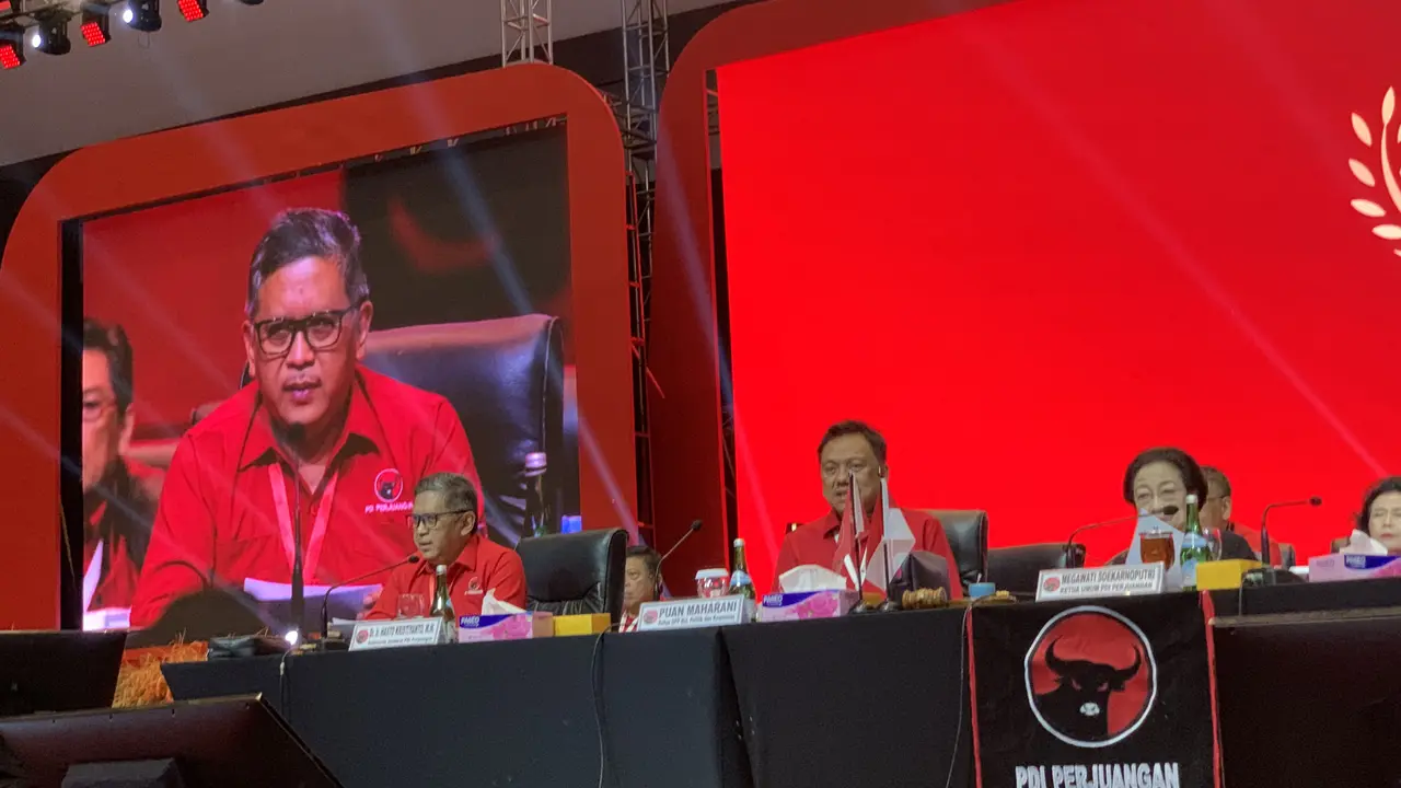 Sekretaris Jenderal PDI Perjuangan (Sekjen) Hasto Kristiyanto membacakan rekomendasi Rakernas IV PDIP terkait Pemilihan Umum atau Pemilu 2024 di hari terakhir Rakernas yang digelar di JiExpo, Kemayoran, Minggu (1/10/2023).