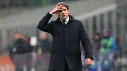 Pelatih Inter Milan, Simone Inzaghi, tampak kecewa setelah anak asuhnya ditahan imbang Bologna dalam laga tunda pekan 19 Serie A 2024/2025 yang dihelat di Giuseppe Meazza, Kamis (16/1/2025) dini hari WIB. (AP Photo/Luca Bruno)