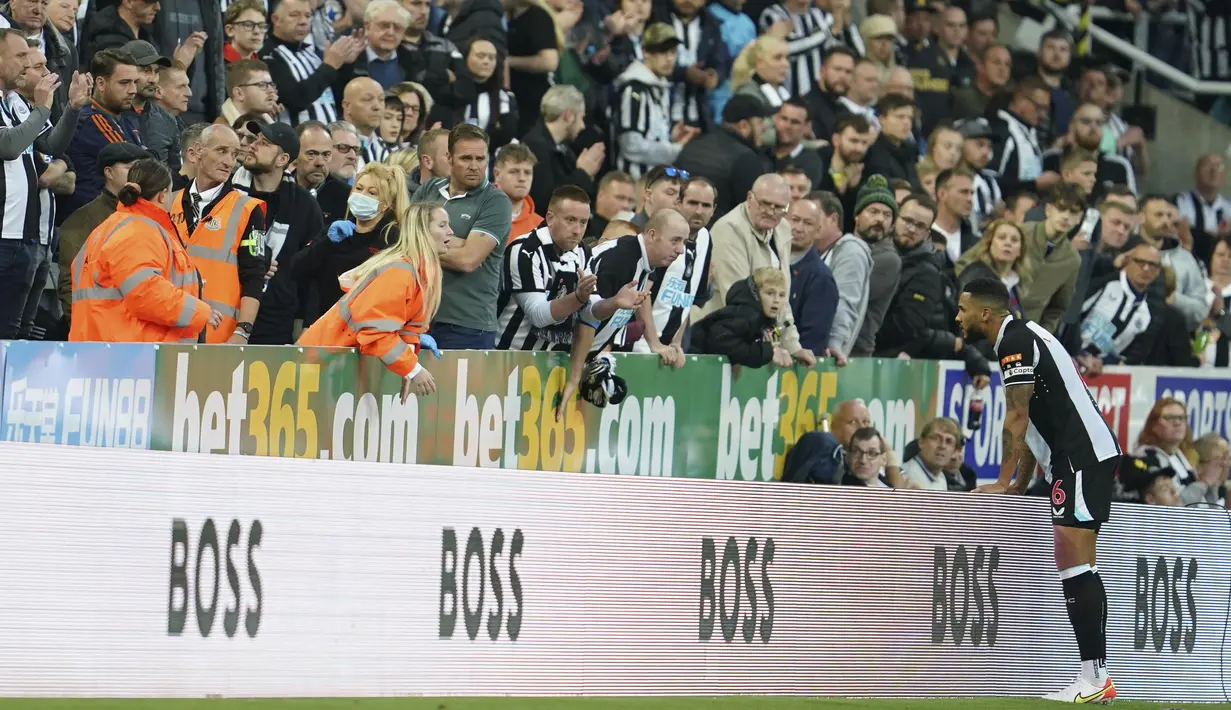 Pihak Newcastle pun menyatakan, seorang fans yang mendapat perawatan tersebut langsung dilarikan ke rumah sakit dalam kondisi stabil. (AP/Jon Super)