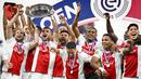 <p>Pemain Ajax Amsterdam merayakan kemenangan sebagai juara Liga Belanda 2021/2022 setelah laga melawan SC Heerenveen di Johan Cruijff Arena, 11 Mei 2022. (AFP/Olaf Kraak)</p>