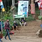 Sejumlah pengunjung memakai masker di kawasan wisata alam Gunung Putri Lembang di Kabupaten Bandung Barat, Kabupaten Bandung Barat, Kamis (20/8/2020). (Liputan6.com/Huyogo Simbolon)