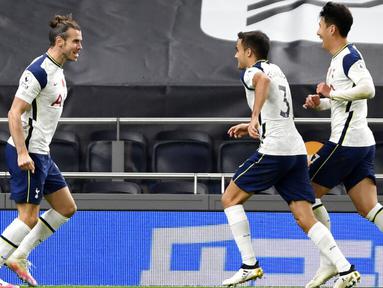 Para pemain Tottenham Hotspur merayakan gol yang dicetak oleh Gareth Bale ke gawang Brighton & Hove Albion pada laga Liga Inggris di London, Minggu (1/11/2020). Tottenham menang dengan skor 2-1. (Mike Hewitt/Pool via AP)