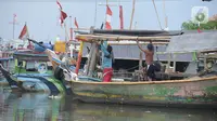 Nelayan pulang dari mencari ikan di Pesisir Pantai Jakarta, Muara Angke, Selasa (24/11/2020). BMKG memperkirakan cuaca ekstrem akan terjadi dalam sepekan ini, yang berimbas kepada nelayan untuk memilih pulang lebih awal dengan hasil tangkapan ikan yang tidak maksimal. (merdeka.com/Imam Buhori)
