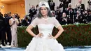 <p>Kylie Jenner menambah daftar seleb dengan pakaian terburuk di Met Gala 2022. Bintang reality show ini mengenakan dress ruffle putih yang dipadukan dengan topi baseball, lebih cocok untuk pernikahan. (Instagram/metgalaofficial).</p>