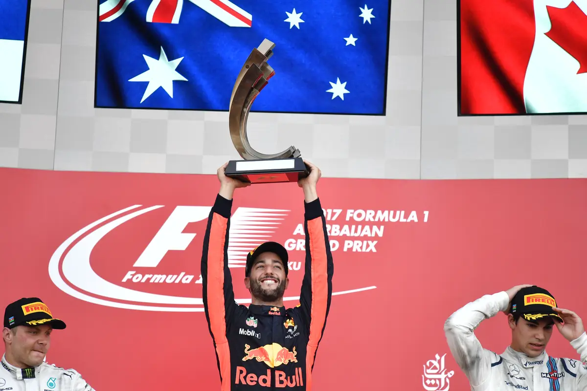 Pembalap Red Bull, Daniel Ricciardo (tengah), merayakan kemenangan pada lanjutan seri F1 di GP Azerbaijan, Minggu (25/6/2017). Valtteri Bottas (kiri) dan Lance Stroll melengkapi podium. 