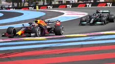 Pembalap Max Verstappen (kiri) memimpin di sebelah pembalap Lewis Hamilton pada pertandingan F1 GP Prancis di Sirkuit Paul Ricard, Le Castellet, Prancis, Minggu (20/6/2021). Max Verstappen tercepat di F1 GP Prancis. (AP Photo/Francois Mori)