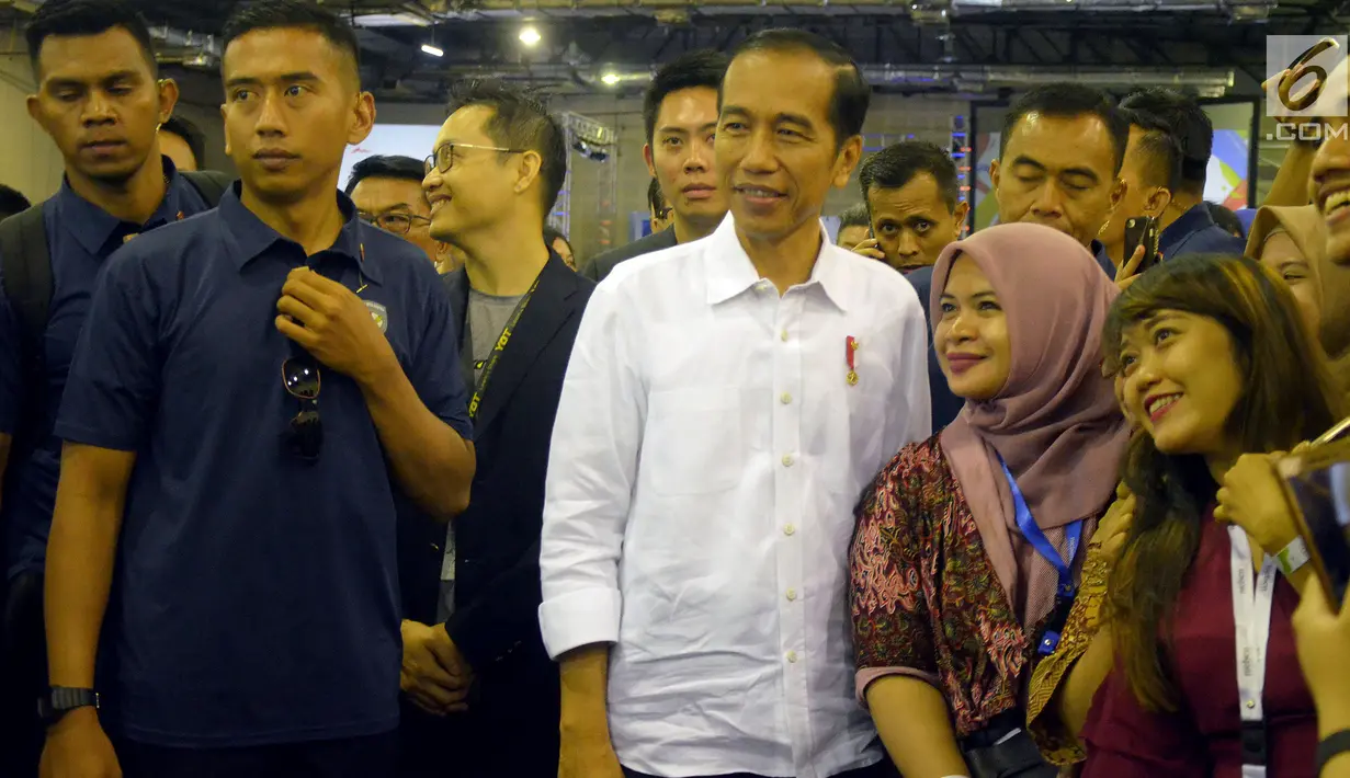 Presiden Joko Widodo saat menghadiri acara bertajuk "Young On Top NationalConference (YOTCN) di Balai Kartini, Jakarta, Sabtu (25/8). Acara ini dihadiri sebagian besar anak muda. (Liputan6.com/Pool/Ist)