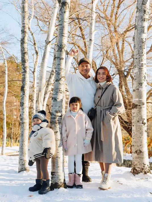 Intip gaya musim dingin keluarga Glenn Alinskie dan Chelsea Olivia yang tengah berlibur di Hokkaido, Jepang. Mereka tampil kompak kenakan long coat nuansa pastel. [@chelseaoliviaa]