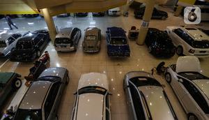 Suasana penjualan mobil bekas di sebuah pusat perbelanjaan di Jakarta, Jumat (26/3/2021). Perusahaan pembiayaan belum tentu memberikan kredit kepada mereka yang hendak memanfaatkan pajak nol persen untuk membeli mobil baru dengan mudah di tengah naiknya risiko kredit macet (Liputan6.com/Johan Tallo)