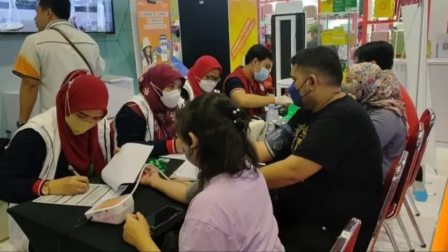 Vaksinasi COVID-19 Kemenkes di Jakarta Fair 2022