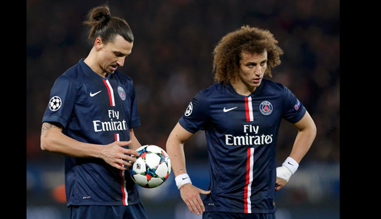 Penyerang PSG, Zlatan Ibrahimovic (kiri) bersama David Luiz (kanan) saat ingin melakukan tendangan bebas saat putaran 16 besar Liga Champions , Paris (17/2/2015). PSG bermain imbang dengan Chelsea (1-1). (REUTERS/Christian Hartmann)