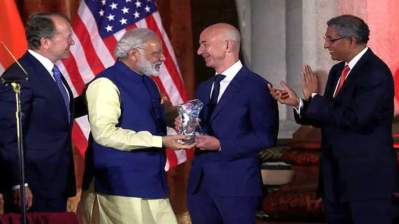 Perdana Menteri India, Narendra Modi (kiri) memberikan Global Leadership Award kepada CEO Amazon, Jeff Bezos.