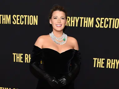 Aktris Hollywood Blake Lively saat menghadiri pemutaran film The Rhythm Section di Brooklyn Academy of Music, New York City, Amerika Serikat, Senin (27/1/2020). Blake yang beberapa bulan lalu melahirkan anak ketiga tampil rupawan dalam balutan gaun velvet seksi. (Jamie McCarthy/Getty Images/AFP)