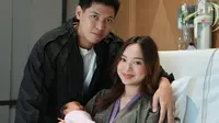 Willy Dozan &amp; Betharia Sonata Resmi Jadi Kakek Nenek, Cucu Pertama Telah Lahir