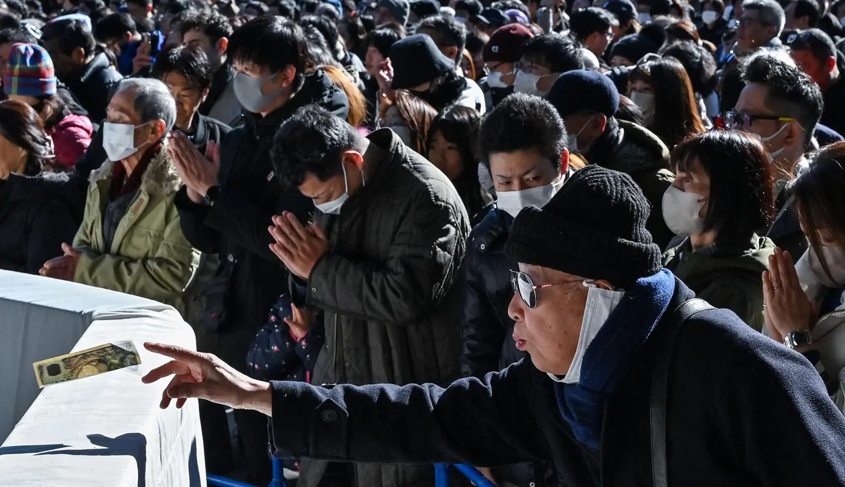Hatsumode merupakan kunjungan pertama ke kuil di Tahun Baru. (Richard A. Brooks/AFP)