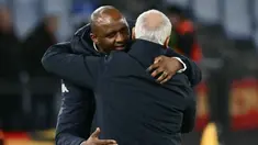 Pelatih Genoa, Patrick Viera, berpelukan dengan pelatih AS Roma, Claudio Ranieri, setelah laga giornata 21 Serie A 2024/2025 yang dihelat di Olimpico, Sabtu (18/1/2025) dini hari WIB. (AFP/Filippo Monteforte)