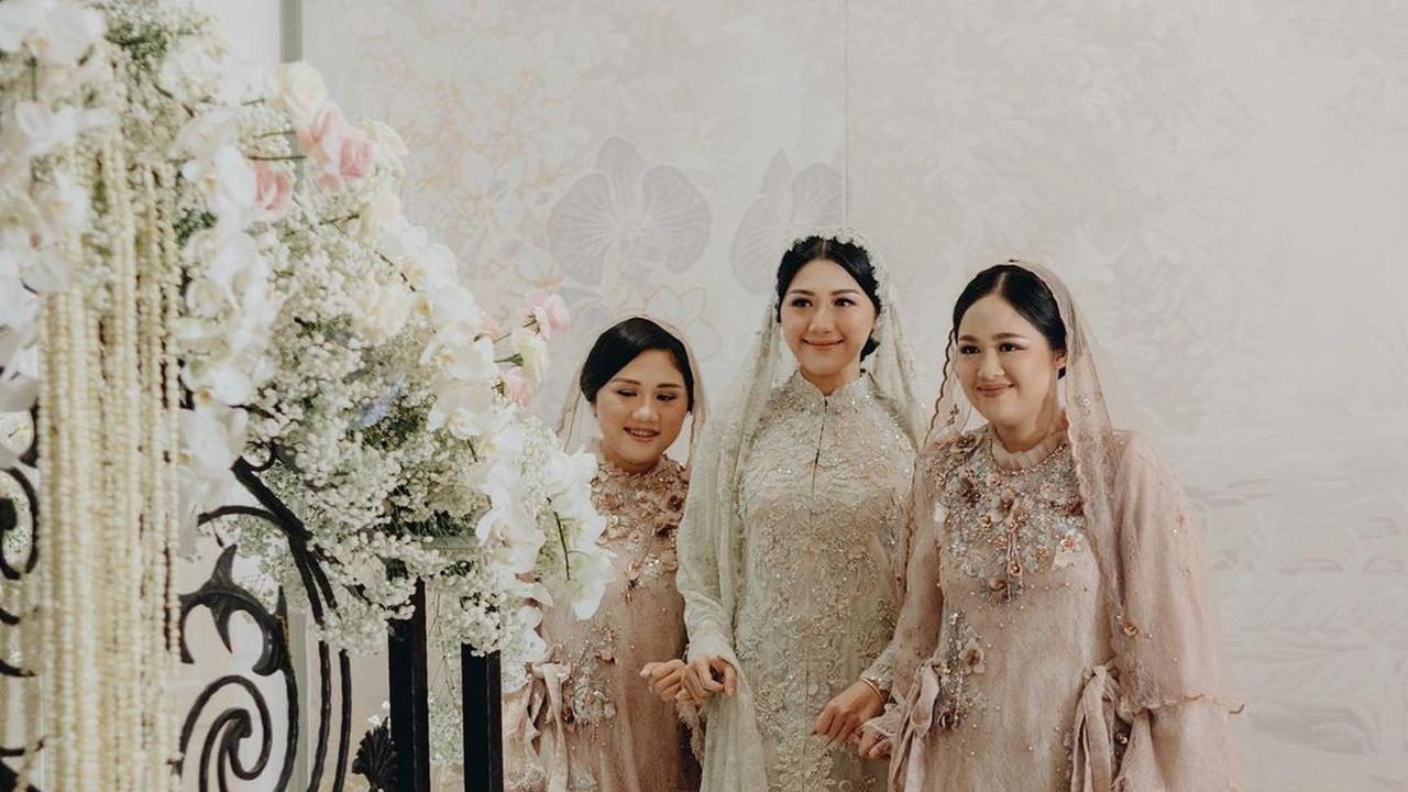 Erina Gudono dan dua saudara perempuannya