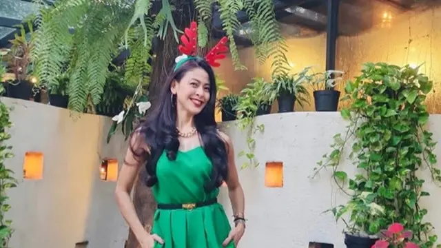 Potret Indira Paramarini Sudiro Rayakan Natal