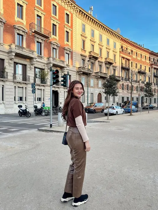 Gayanya saat berada di Italia ini menarik untuk disimak. Ia memilih sebuah tampilan yang simpel dan chic. [Foto: Instagram/aaliyah.massaid]
