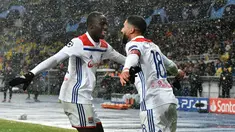 Selebrasi pemain Olympique Lyon, Nabil Fekir (kanan) usai mencetak gol ke gawang Shakhtar Donetsk pada penyisihan Grup F Liga Champions di Stadion NSK Olimpiyskyi, Kiev, Ukraina, Rabu (12/12). Lyon lolos ke 16 besar Liga Champions. (GENYA SAVILOV/AFP)