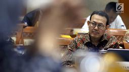 Dirut BPJS KEsehatan Fachmi Idris mengikuti Rapet Kerja Gabungan dengan Komisi XI dan IX DPR di Kompleks Parlemen, Jakarta, Senin (2/9/2019). Rakergab membahas berbagai agenda penting di bidang kesehatan salah satunya tentang rencana kenaikan iuran BPJS yang di tolak DPR. (Liputan6.com/Johan Tallo)