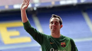 Penjaga gawang Chile, Claudio Bravo, resmi bergabung di klub Spanyol, Barcelona, dan diperkenalkan di Stadion camp Nou, (7/7/2014). (AFP PHOTO/Josep Lago)