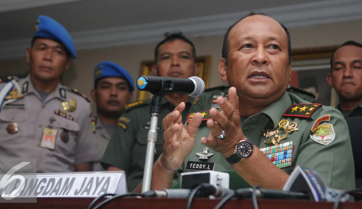 Pangdam Jaya, Mayor Jenderal TNI Teddy Lhaksmana memberikan keterangan pers terkait penangkapan purnawirawan TNI terkait rencana makar, Jakarta, Selasa (12/6). (Liputan6.com/Gempur M Surya)