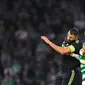 Pemain Real Madrid, Karim Benzema (kiri) bereduel udara dengan pemain Celtic, Josip Juranovic saat laga Grup F Liga Champions 2022/2023 antara Celtic melawan Real Madrid di stadion Celtic Park, Glasgow pada 6 September 2022. (AFP/Andy Buchanan)