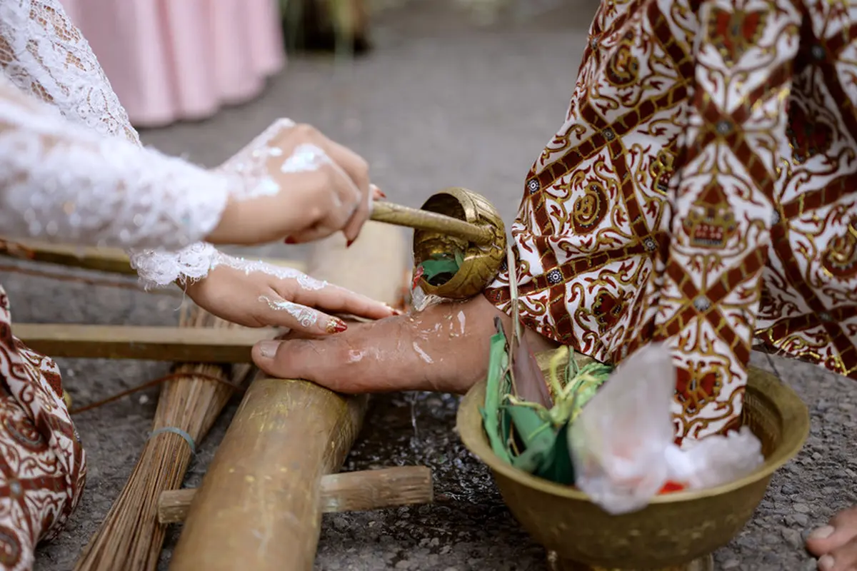 membasuh kaki prosesi pernikahan adat Jawa