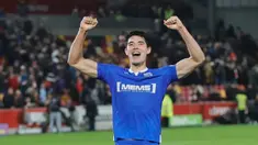 Ekspresi Elkan Baggot usai Gillingham FC keluar sebagai pemenang dalam drama adu penalti usai mengalahkan Brentford dalam pertandingan putaran ketiga Carabao Cup 2022. (Twitter/@TheGillsFC)