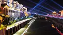 Pemandangan malam hari dari Sungai Tingjiang di Kota Tingzhou, Wilayah Changting, Provinsi Fujian, China tenggara (20/8/2020). Untuk menunjukkan sejarah dan kebudayaannya secara maksimal, Wilayah Changting dilestarikan sesuai dengan penampilannya di zaman kuno. (Xinhua/Lin Shanchuan)