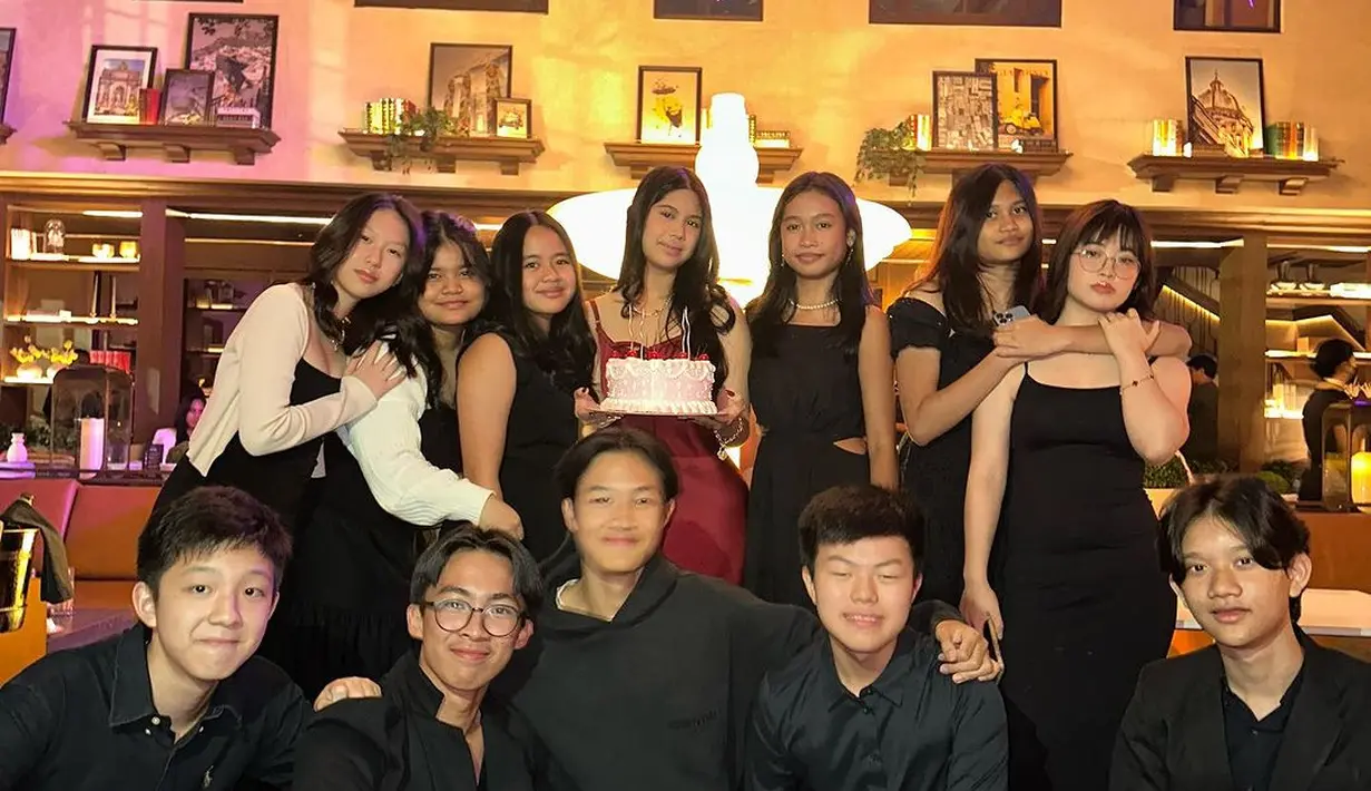 Semua tamu undangan pun kompak mengenakan busana gelap yang bikin Almira terlihat mencolok [@annisayudhoyono]