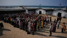 Para siswa menghadiri upacara pagi di sebuah sekolah yang didirikan di pantai di Khan Younis, bagian selatan Jalur Gaza, pada Rabu 12 November 2025. Menyusul kesepatan gencatan senjata yang berlaku antara Isreal dan Hamas sejak 10 Oktober 2025, sebagian pelajar di Gaza telah kembali ke sekolah secara bertahap. (AP Photo/Abdel Kareem Hana)