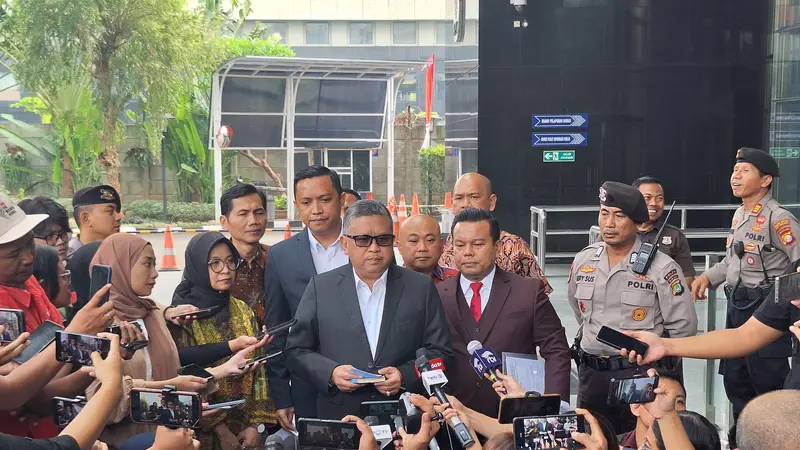 Sekretaris Jenderal (Sekjen) PDI Perjuangan Hasto Kristiyanto memenuhi panggilan penyidik Komisi Pemberantasan Korupsi (KPK) untuk dimintai keterangan dalam kasus korupsi Direktorat Jendral Perkeretaapian (DJKA) pada Kementerian Perhubungan (Kemenhub).