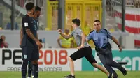 Penuhi Janji, Suporter Inggris Lakukan Aksi Nekat di Markas Malta